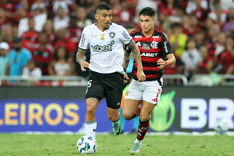 Allan foi titular do Botafogo no clássico de domingo (18)