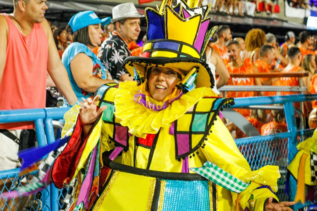 A Acadêmicos de Niterói vai realizar neste sábado, dia 30 de agosto, o cadastro de novos componentes da comunidade interessados em desfilar pela escola no próximo Carnaval