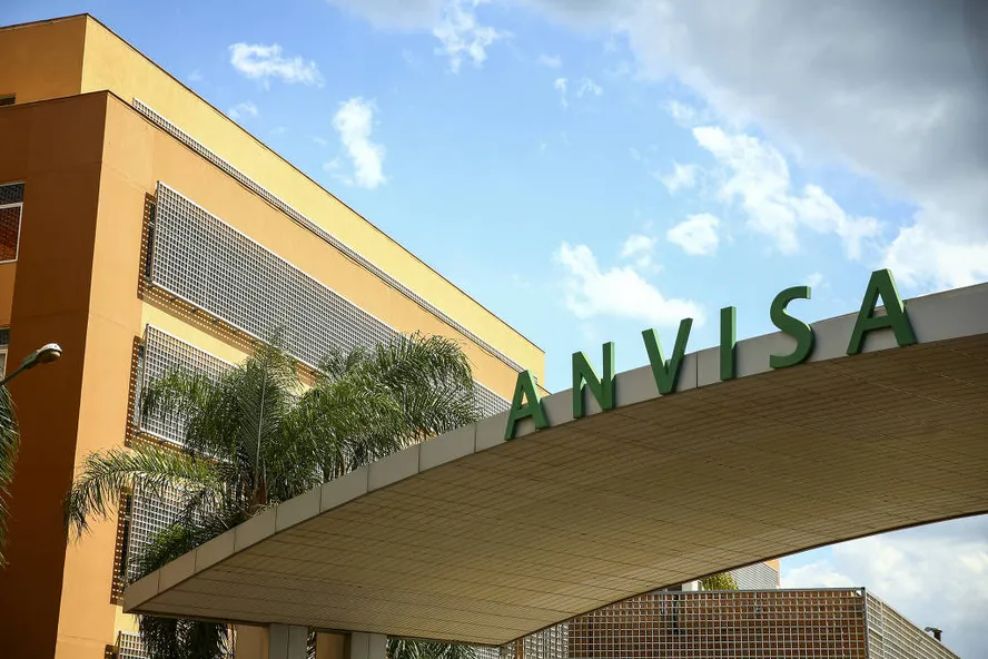Anvisa ressalta que a falsificação e o comércio de medicamentos falsificados são crimes tipificados no Código Penal