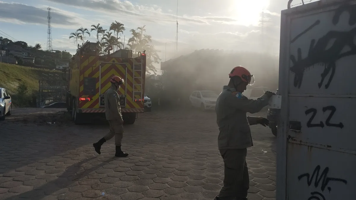 Pelo menos quatro veículos do Corpo de Bombeiros atuavam no local, além de equipe da Enel