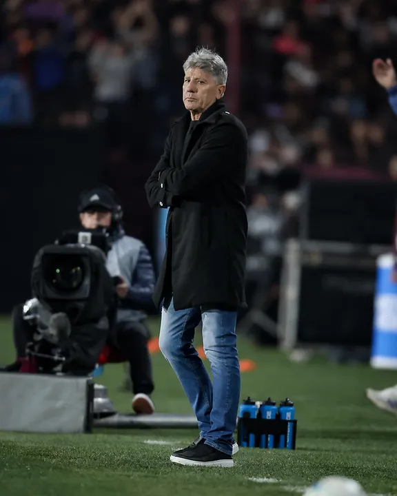 Criticado pela torcida tricolor, Renato Gaúcho armou time com três volantes e nenhum armador