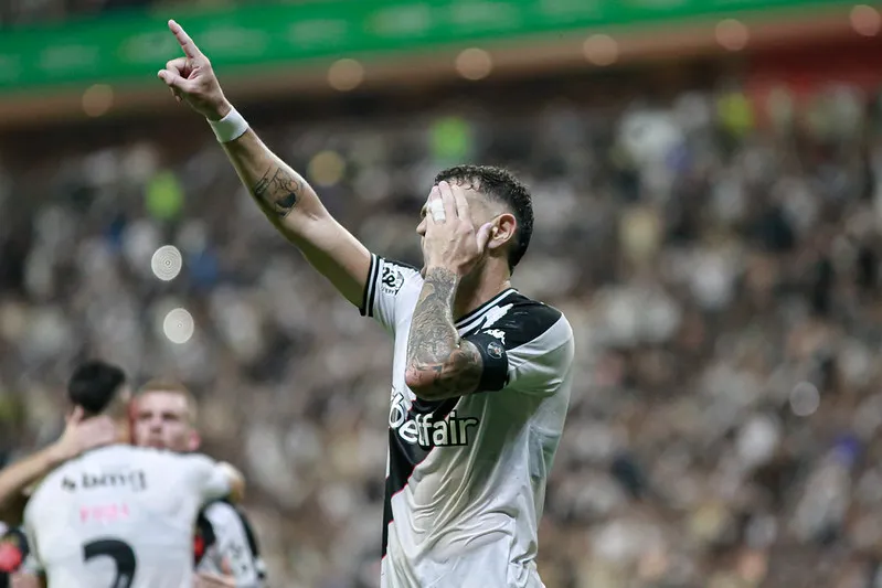 Vegetti marcou o segundo gol do Vasco na vitória contra o Madureira, na Arena da Amazônia