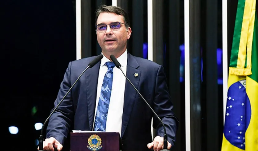 Flávio Bolsonaro propõe anistia e impeachment de Moraes