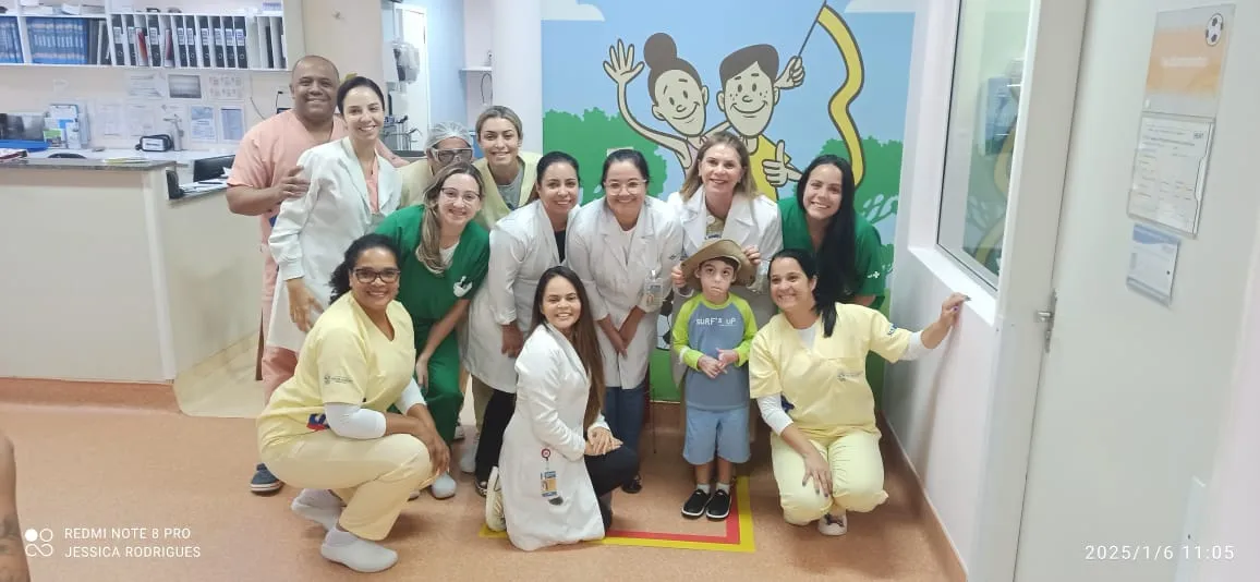 O pequeno reencontrou as enfermeiras e médicos do Hospital Estadual Alberto Torres, em São Gonçalo, em um momento de muita emoção e gratidão, superando desafios e avançando na recuperação