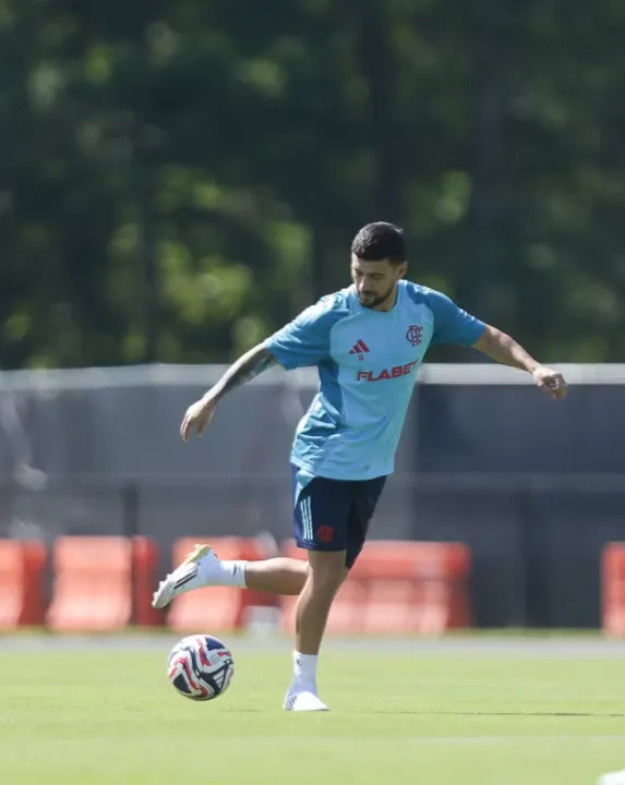 Arrascaeta treinou e deve participar de duelo contra o Chelsea, na sexta (20)