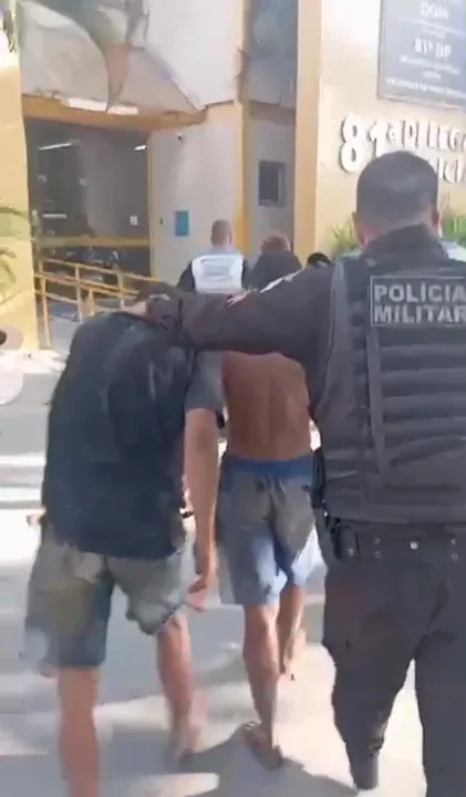 Com os acusados, os policiais recuperaram quatro celulares que haviam sido roubados minutos antes