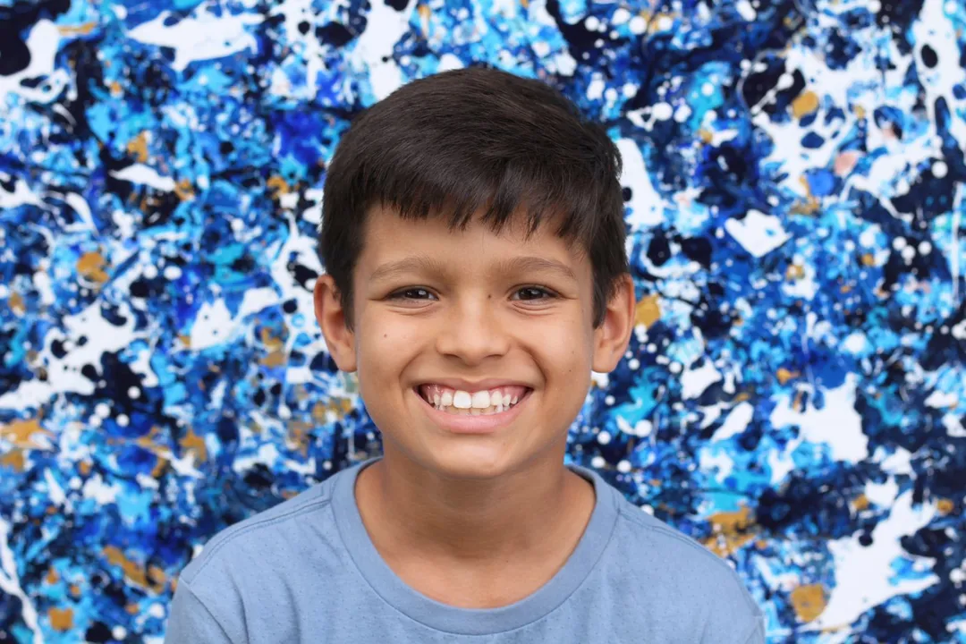O jovem artista começou a pintar quadros quando tinha dois anos e sete meses