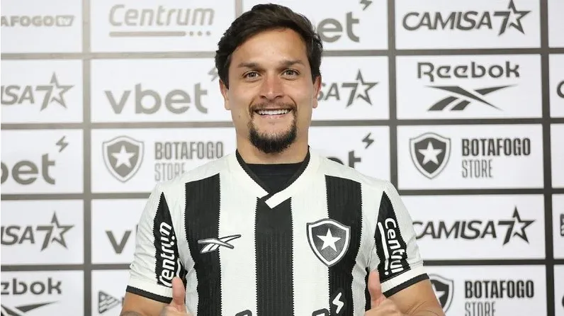 Artur foi apresentado como novo dono da camisa 7 do Botafogo