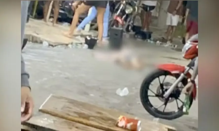 Criminosos passaram atirando de dentro de um carro no bairro Miguel Couto