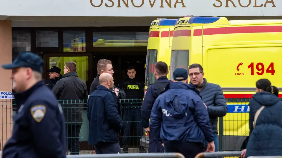 Policiais na entrada da Precko Elementary School, em Zagreb, capital da Croácia.