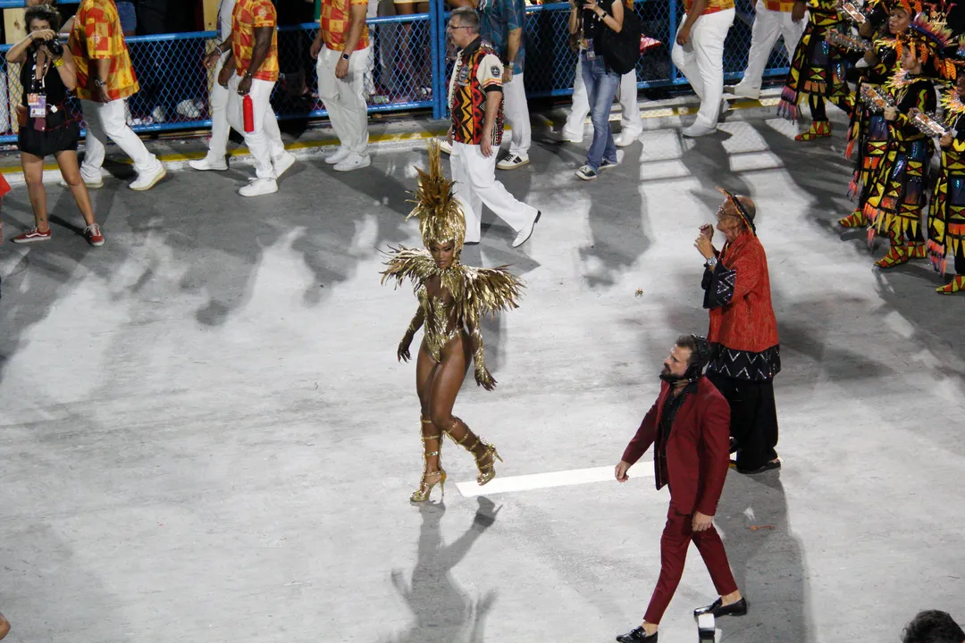 Erika Januza, em seu último desfile pela Viradouro, ao lado do presidente Marcelinho Calil e Mestre Ciça