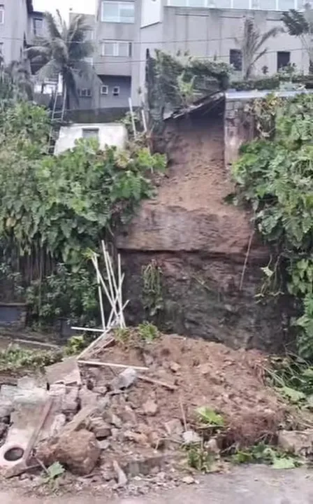 O barranco cedeu causando o deslizamento de terra