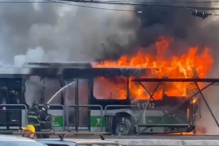 Ônibus atingido pela aeronave