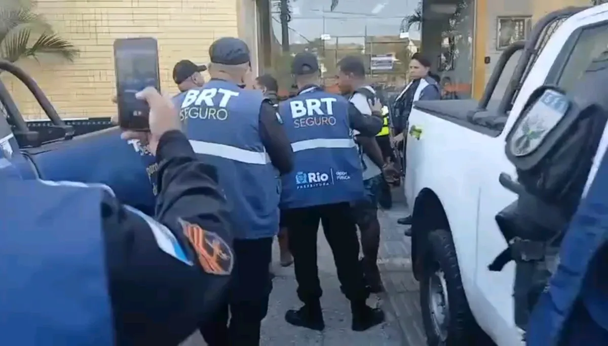 Os agentes se depararam com dois homens em uma motocicleta em atitude suspeita