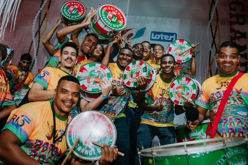 A programação conta com a presença da bateria da Escola de Samba Acadêmicos do Grande Rio