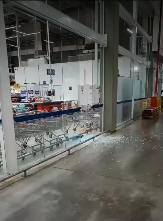 Além do vidro do supermercado, um carro também foi atingido pelos disparos