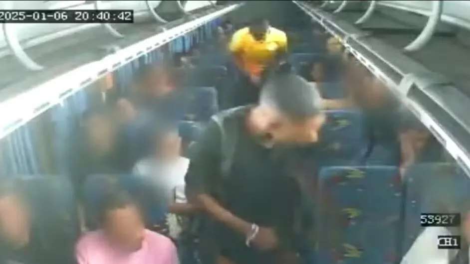 Bandidos fazem arrastão em ônibus na Avenida Brasil, sentido Zona Oeste do Rio