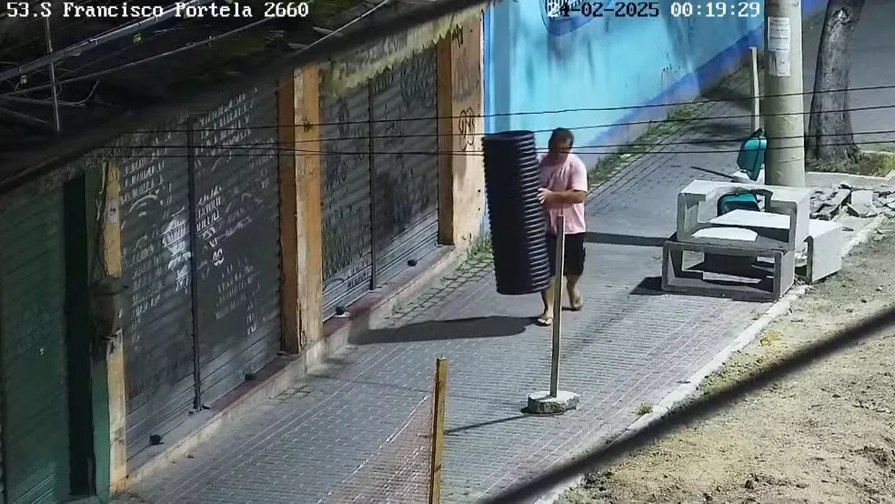 O homem foi preso pelo furto da tubulação de obras