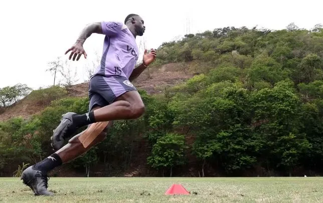 Bastos treina no Botafogo com proteção na coxa