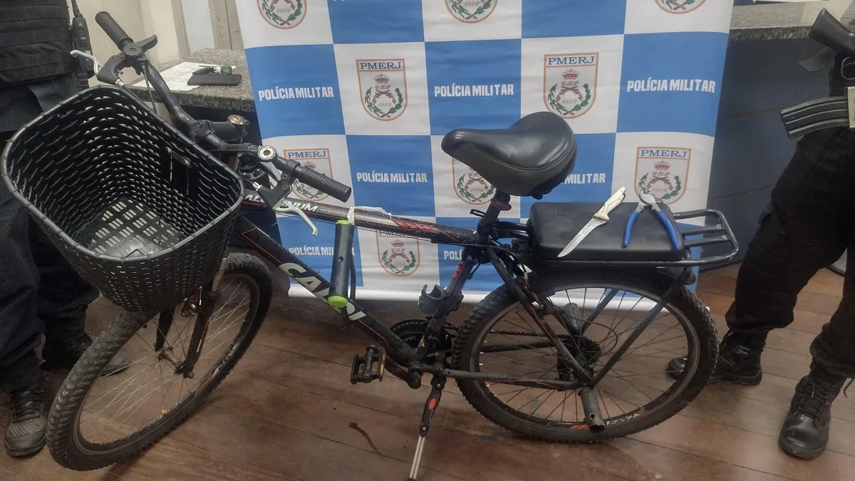 A bicicleta foi levada à 76ª DP (Centro), onde o caso foi registrado