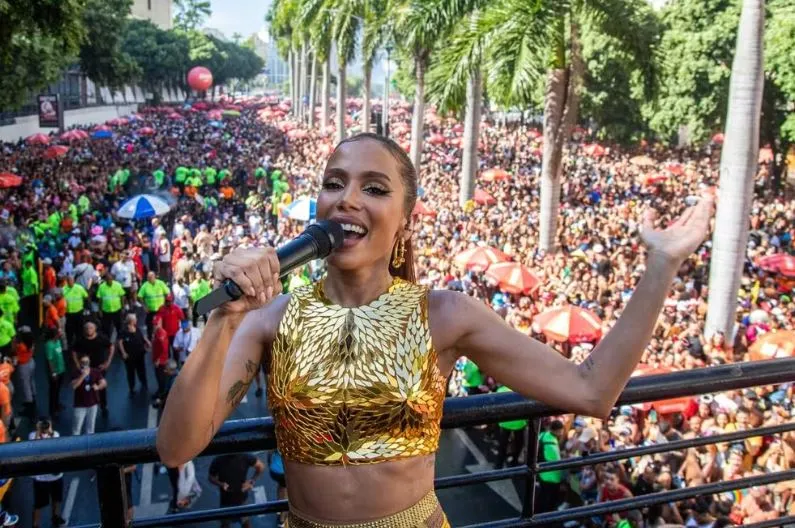 Anitta agitou a multidão em seu bloco, no Centro do Rio