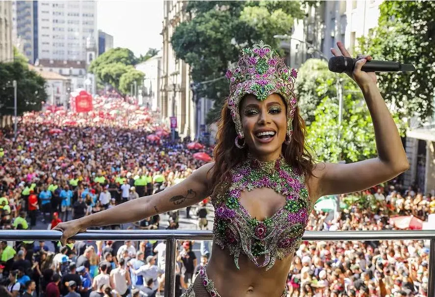 Anitta em seu bloco no Carnaval de 2024