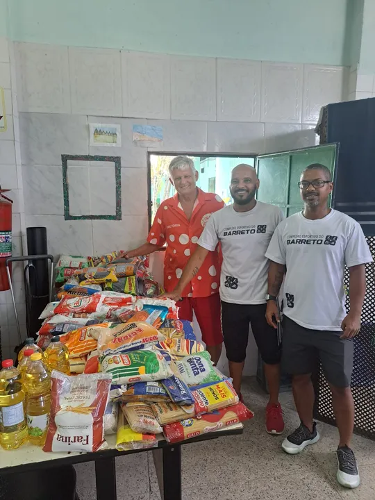 Os alimentos, em sua maioria, feijão, arroz, açúcar e macarrão foram doados para a Apae de Niterói e a Fia do Barreto