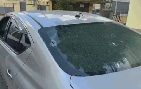 Carro de aplicativo ficou com marcas de tiros