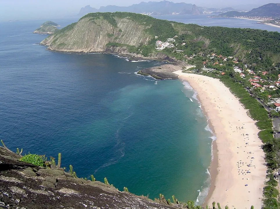Costão da praia de Itacoatiara, onde mulher se afogou