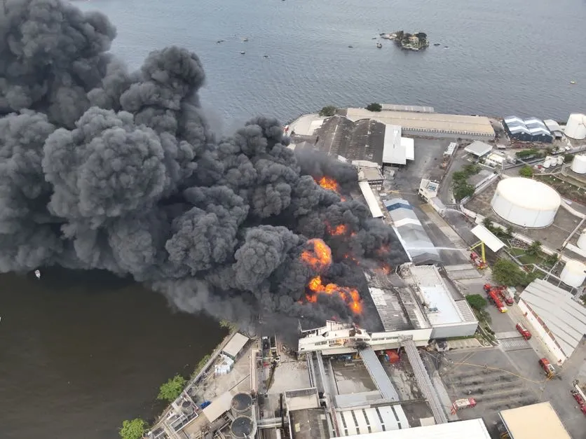 Fábrica de lubrificantes foi tomada pelo fogo na Ilha do Governador