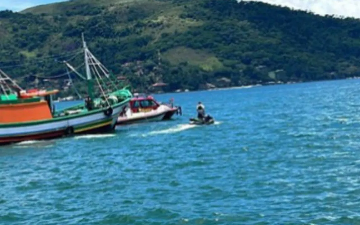 Segundo pescadores presentes, ele estava em um barco e mergulhou por volta das 10h para recuperar uma ferramenta