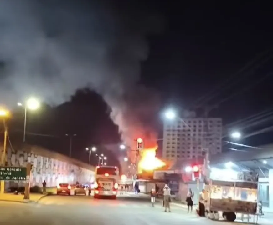 O Corpo de Bombeiros foi acionado para duas ocorrências de incêndio em Itaboraí