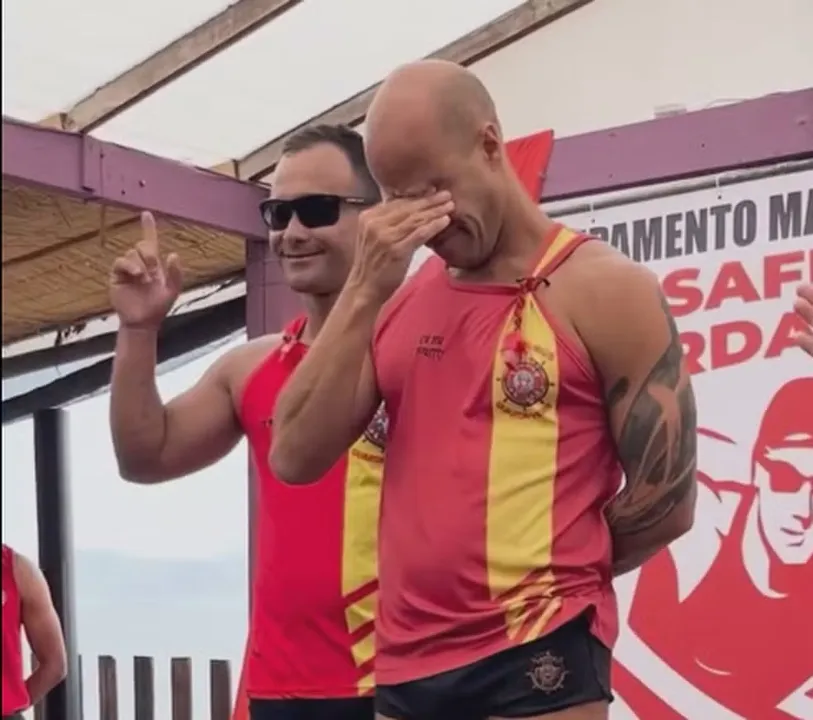 Os bombeiros se emocionaram durante a cerimônia