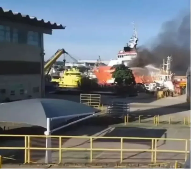 Estaleiro é atingido por incêndio, em Niterói
