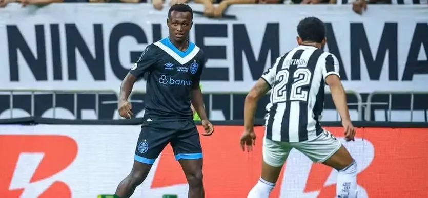 Nathan Fernandes deixa o Grêmio com destino ao seu novo clube, o Botafogo