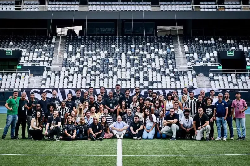 John Textor publicou imagem com funcionários do Botafogo no final do ano passado