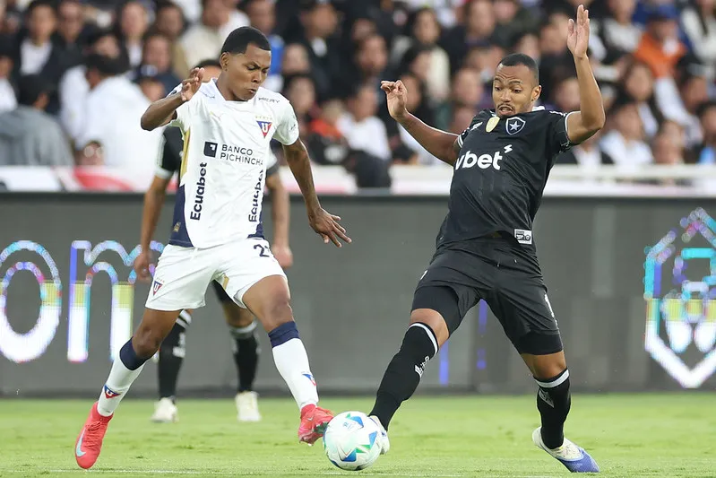 Marlon Freitas participou do lance decisivo que gerou o segundo gol da LDU