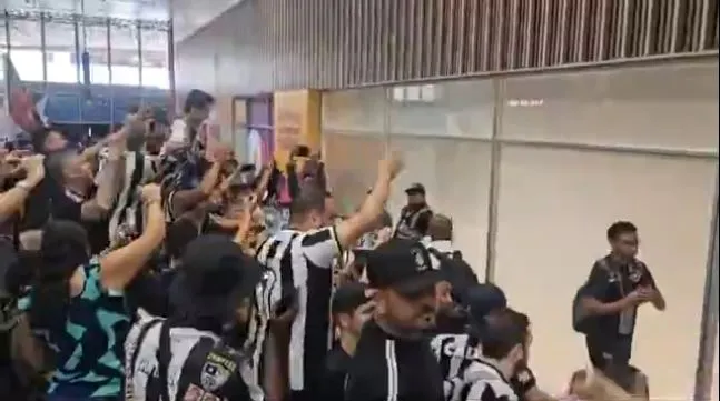 Torcida do Botafogo no desembarque do clube no Rio de Janeiro