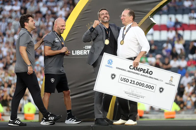 Artur Jorge e John Textor na cerimônia de premiação do título da Libertadores 2024