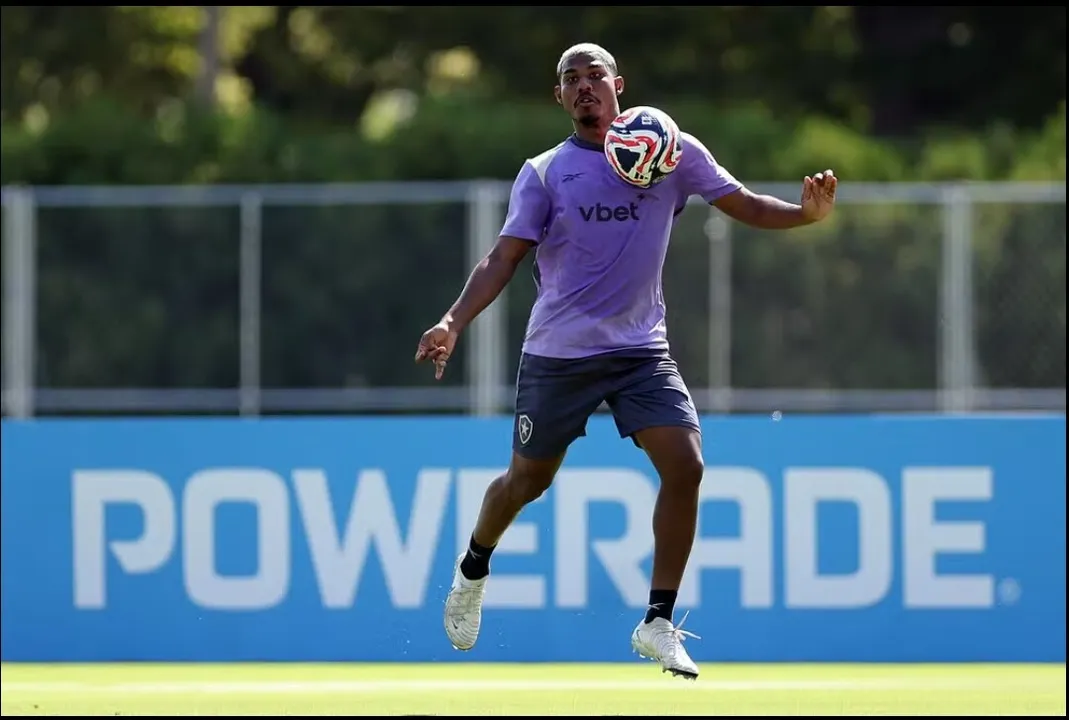 Cuiabano durante treino do Botafogo nos EUA