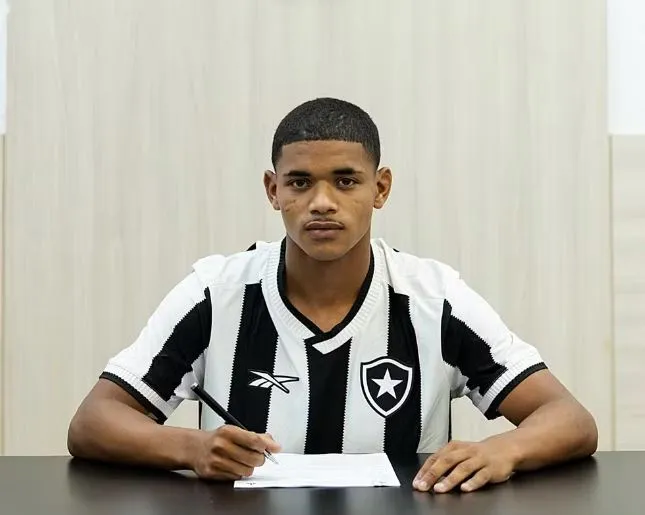 Huguinho renovou com o Botafogo e agora será emprestado para ganhar rodagem