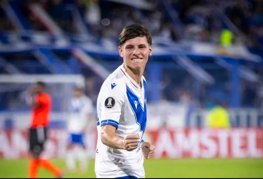 Álvaro Montoro em campo pelo Vélez Sarsfield