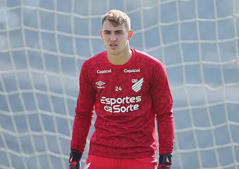 Léo Linck chegou a ser titular do Furacão em 2024, mas acabou perdendo a posição durante o Campeonato Brasileiro