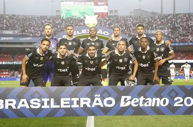 Time do Botafogo antes de derrota para o São Paulo, no Brasileirão