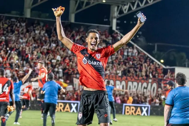 Alix Vinícius, zagueiro do Atlético-GO, pode ser novo reforço do Botafogo
