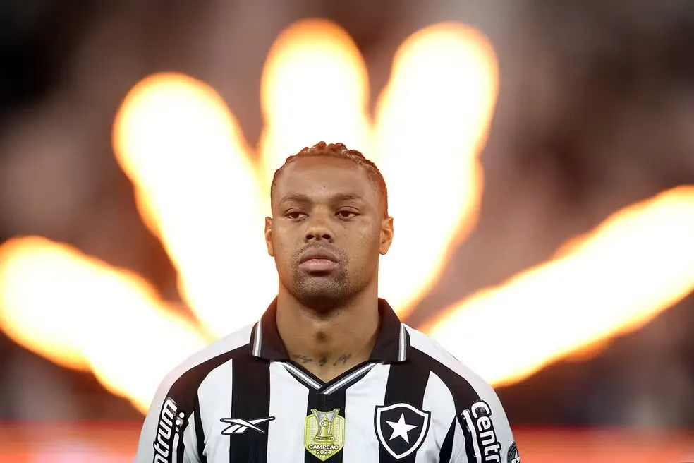 Kaio Pantaleão está suspenso e desfalca o Glorioso, no clássico de domingo (28), contra o Flu