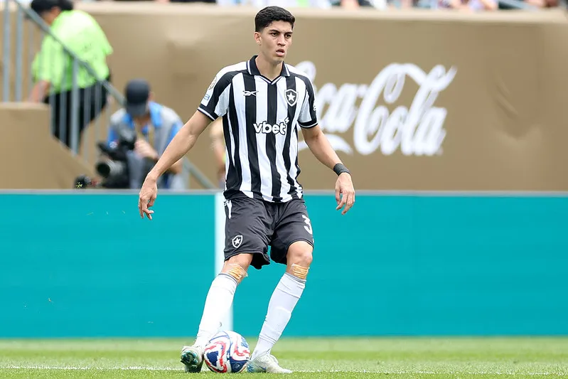 Jair deixou o Botafogo para defender o Nottingham Forest, da Inglaterra