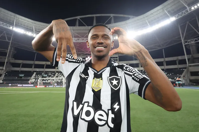 Jeffinho marcou o segundo gol da partida, que deu a vitória ao Glorioso