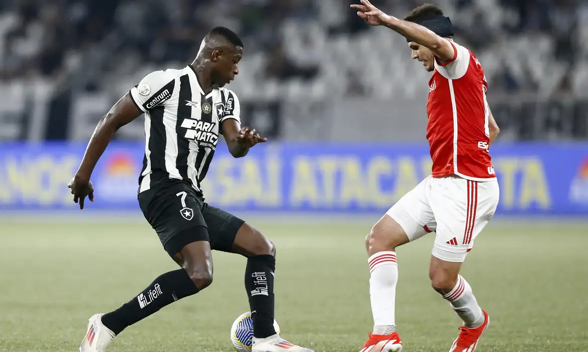 Botafogo visita o Internacional, a partir das 21h30