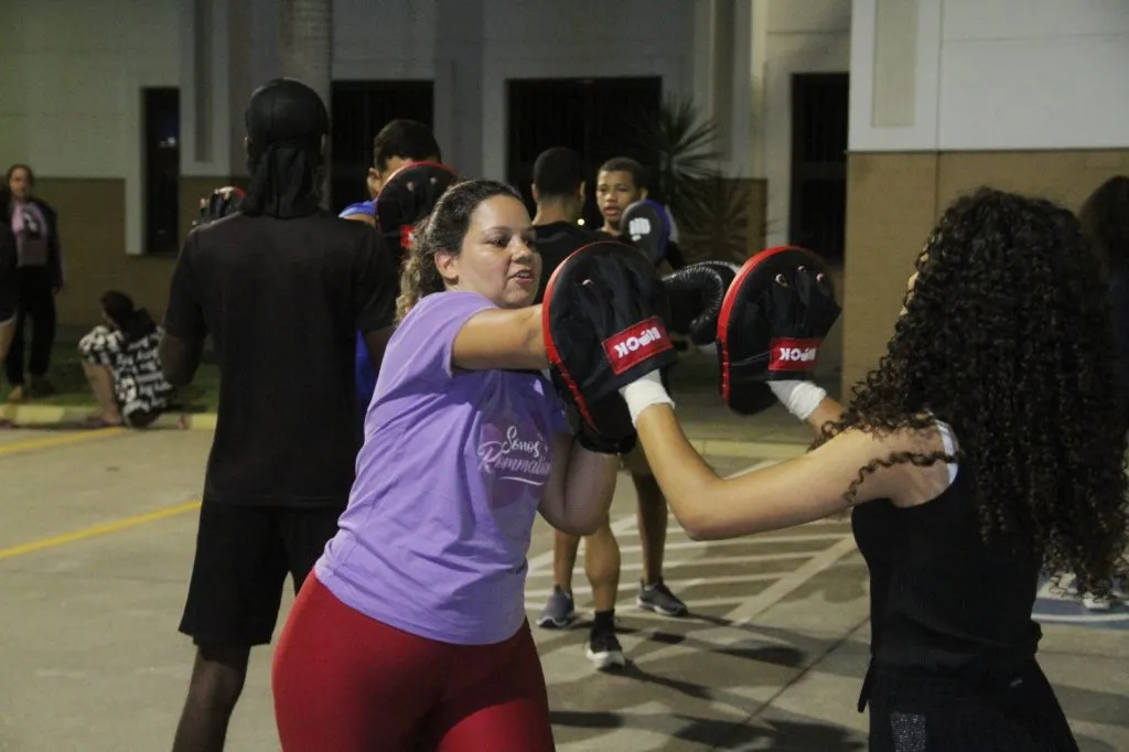 O esporte melhora o condicionamento cardiovascular, fortalece os músculos e aumenta a resistência e autoconfiança